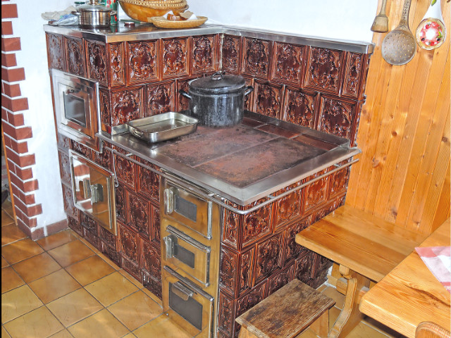 Šporák celokachľový, klasika, stavaný na väzbu, miesto kachľových ríms sa často dávali tzv obruby