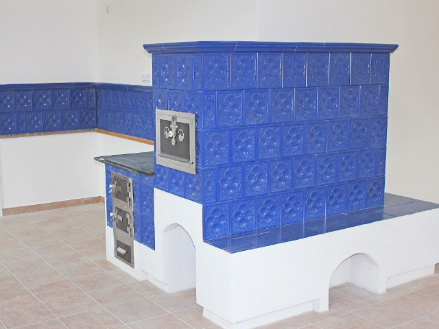 Šporák väčších rozmerov, stavaný pri Prahe, s obložením stienky, kachlice na väzbu