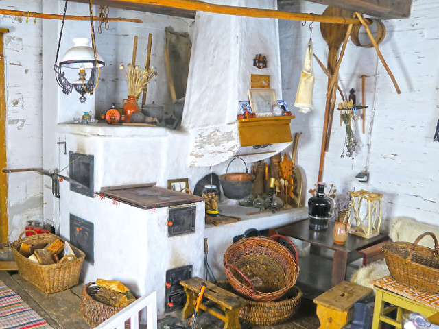 Šporák aj s podkovou na radiátory, pri Zázrivej v peknom interiéri, stavané nami v 90 tych rokoch minulého storočia, a fotené 2018