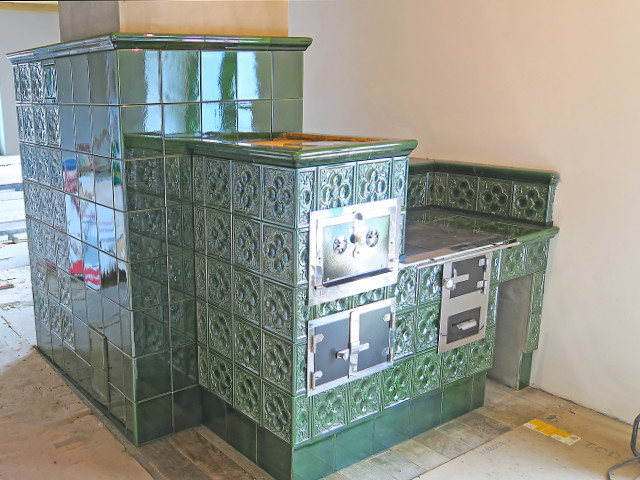 Šporák s pecou, a kachliar Zoltán rozmýšľa po dobrej práci u geodeta Sýkoru SYKO