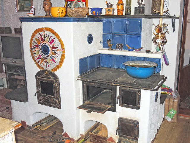 Šporák stolový (vedľa vľavo je pec sálavá) u slečny Moniky Ráztoky Veľké Rovné, ktorá tiež prispela svojím dielom   ozdobou slniečkom