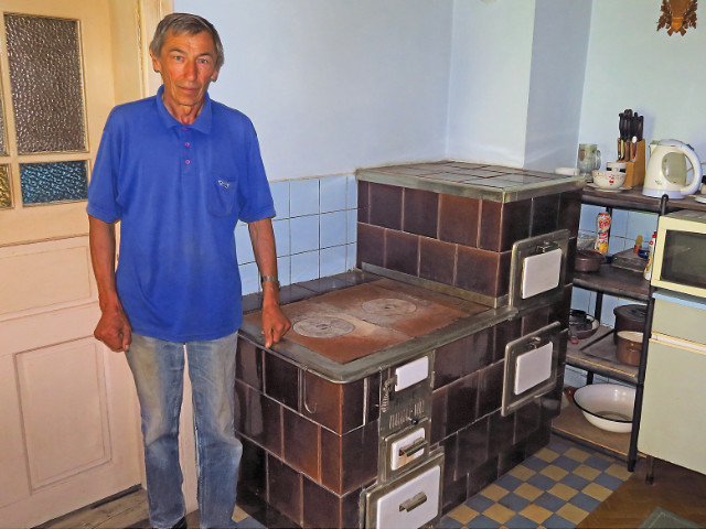 Šporák stavaný Jánom Bitalom starším v roku 1990 u Pavla Bohdala, a fotený v roku 2017 s pánom Petrom Kardošom Veľká Čierna