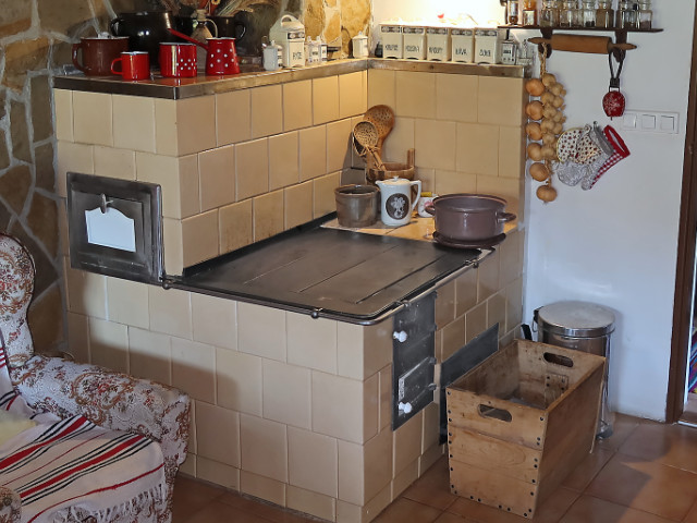 Šporák max. zachovaný, vo Veľkom Rovnom Madzín, Bitala Ján st. staval šporák v roku 1970, fotené v roku 2022 rodina Gáborovci