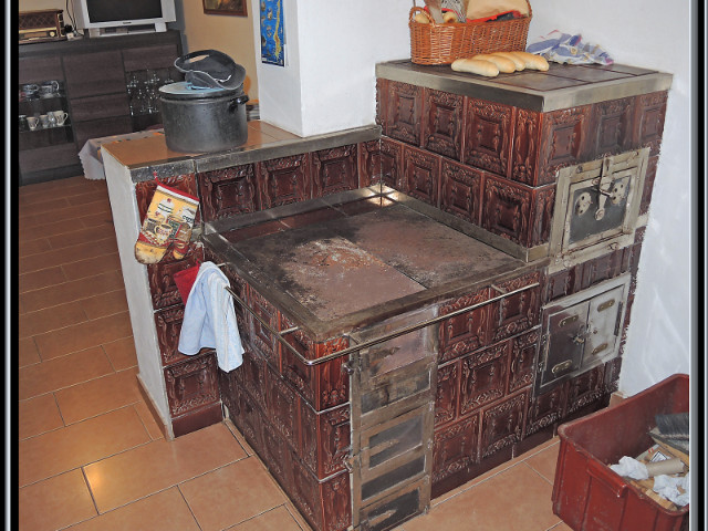 Šporák s podkovou na radiátory, vo Vraní pri Žiline, stavaný v roku 1995, fotografovaný v roku 2019