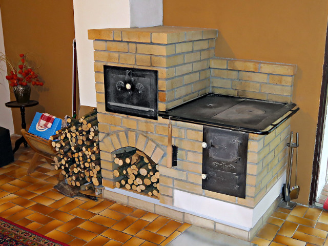 Šporák stavaný zo šamotových tehál, Štefanovičová pri Nitre, rok 2019