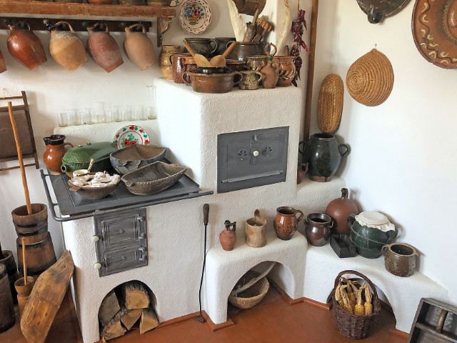 Šporák omietaný stavaný v súkromnom etnografickom múzeu za Krakovskú bránu, rok 2022