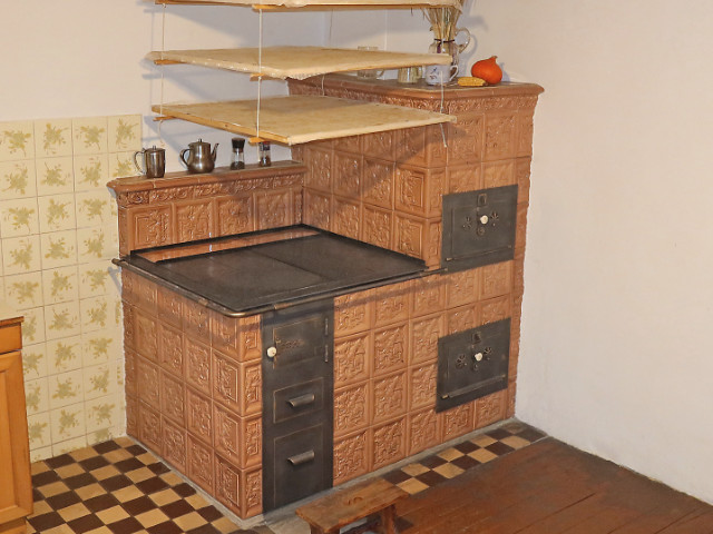 Šporák u JUDr Buchu, kde zákazník využil funkcie šporáku na ďaľšie hodnoty (sušenie húb, ovocia)