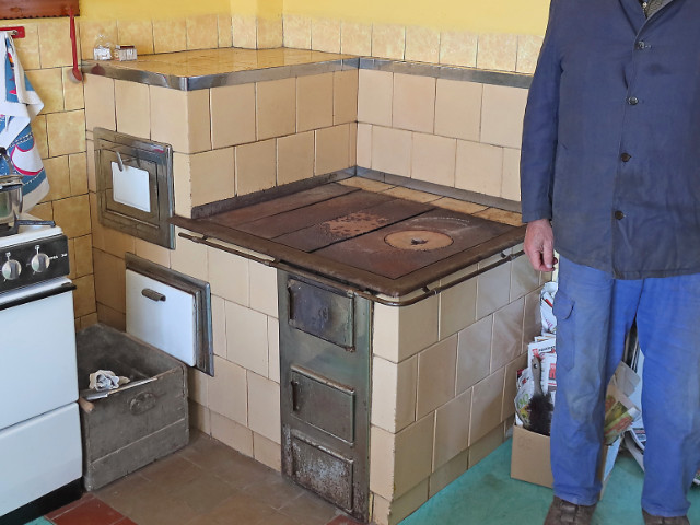 Šporák s podkovou na radiátory, realizované u Anton Hladniš, Jasenica, PB, rok 1979 (v posledný deň stavby dostal kachliar Ján od pána srnčie mäso, za dobre prevedenú prácu) Fotené 2021