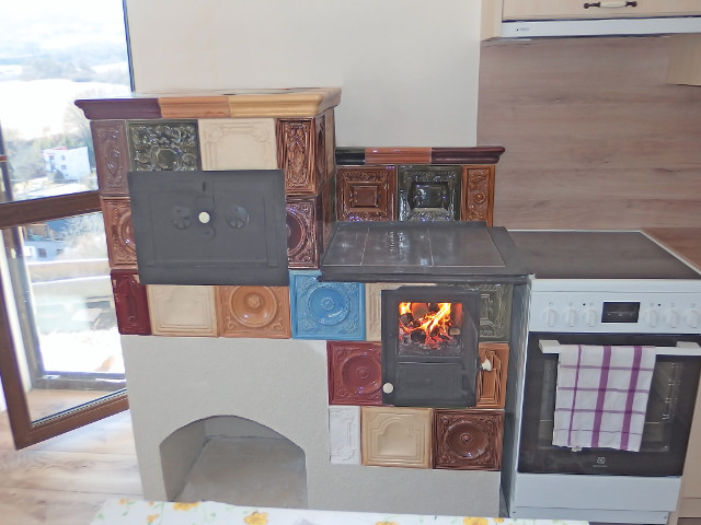 Šporák z rôznofarebných kachlíc, stavaný pri Banskej Štiavnici Svätý Peter