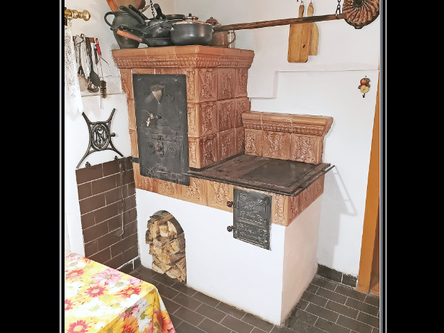 Rekonštrukcia šporáku, stavali sme ho v roku 1996, kachlice na strih, a potom rekonštrukcia 2021 (vyspravenie ohniska)