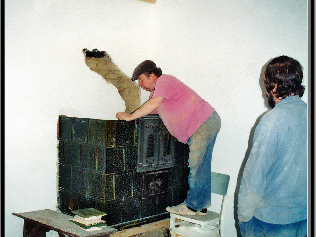 Kachliar Andrzej Kareta s Jozefom Pekaríkom pri práci, rok 1993