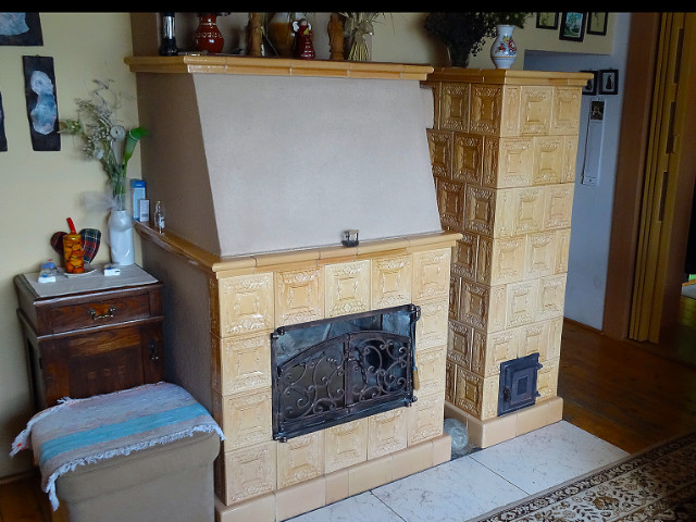 Krb kachľový, vedľa je pec originál sálavá