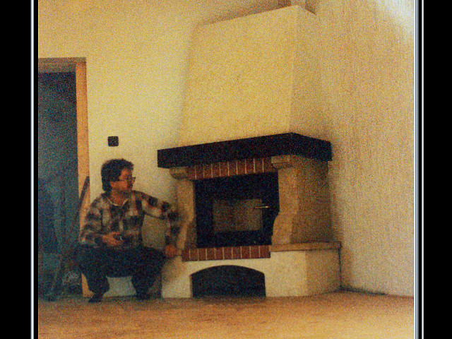 Kachliar Jozef Bitala pri stavbe krbu vo Frýdku Místku, rok 1995