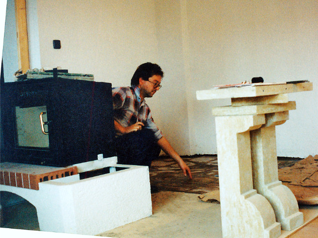 Jozef Bitala pri pokladaní dlažby pod krb vo Frýdku Místku, rok 1995