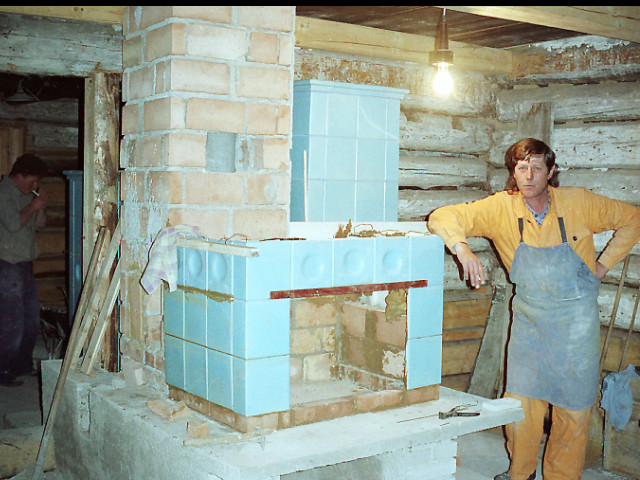 Krb kachľový, kachliar Svätoboj Richter s Jurajom Šeligom z Tepličky /Váhom, stavba na Donovaloch, rok 1994