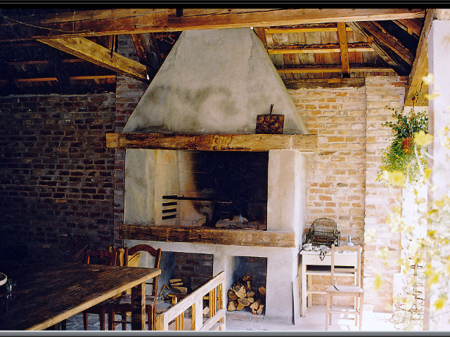 Krb otvorený exteriérový u známeho spisovateľa Pavla Weissa, rekonštrukcia na starom mlyne pri Trnave, rok 2003