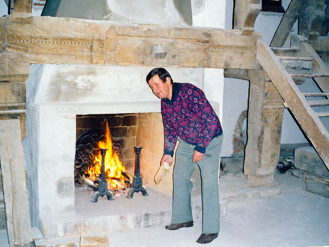 Krb otvorený interiérový u známeho spisovateľa Pavla Weissa, pomocník Lojzo Bystričan z Veľkého Rovného, rekonštrukcia vtedy na starom mlyne pri Trnave, rok 2003