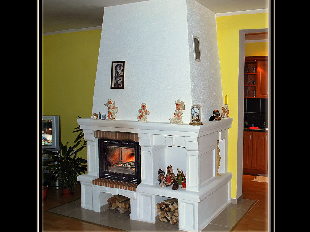 Krb teplovzdušný stavaný v Tepličke nad Váhom u p. Z., reliéfy ručne ryté, v roku 2000