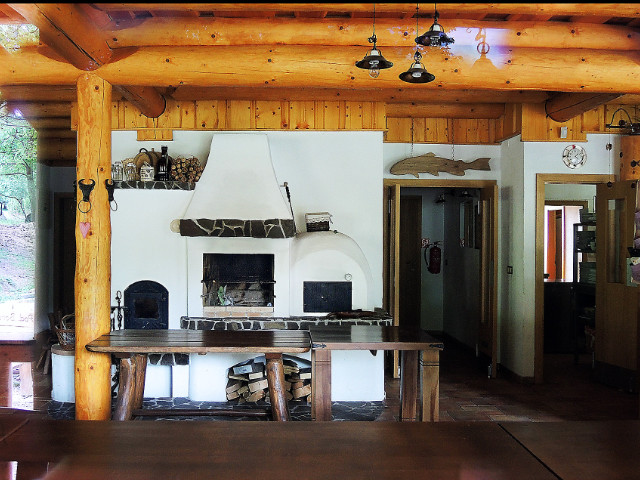 Krb otvorený (aj pec) v reštaurácii Pod Borovicou v Trnavej Hore, rok 2011