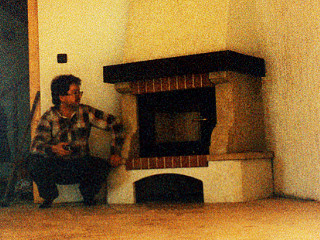 Kachliar Jozef Bitala pri stavbe krbu vo Frýdku Místku, rok 1995