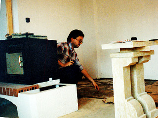 Jozef Bitala pri pokladaní dlažby pod krb vo Frýdku Místku, rok 1995