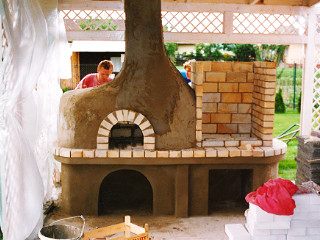 Stavba záhradného krbu (gril a pizza) v Lietavskej Lúčke, rok 1996