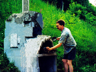 Stavba „flinstonovskej stavby“ Jozefom Bitalom, malá pizza s malou udiarňou, rok 1992