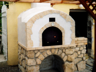 Pec na chleba, pizzu, a vpravo gril, stavaný v Trenčíne, asi v roku 1998