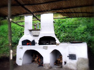 Pec na chleba, pizzu, vpravo gril, a vľavo šporák na kotlinu, stavaný v roku 2006