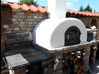 Šporák, a pec na pizzu – chlieb, postavená v Slovenskom Grobe, rok 2011