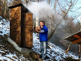 Udiareň drevená u Jozefa Bitalu, ohnisko je vzdialene cca 3m, čo môžeme považovať za „studené údenie“, čo je kvalitnejšie ako „teplé“, stavba v roku 2008