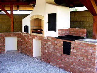 Záhradný krb v Nemšovej u MUDr. B., zľava pec na chlieb – pizzu, gril, udiareň, šporák, umývadlo, stavané v roku 2010