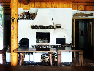 Gril (aj pec na pizzu) v reštaurácii Pod Borovicou v Trnavej Hore, stavali sme v roku 2011