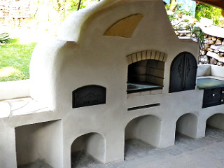 Záhradný krb v Holíči, zľava pec na chlieb – pizzu, gril, udiareň a šporák, stavané v roku 2016