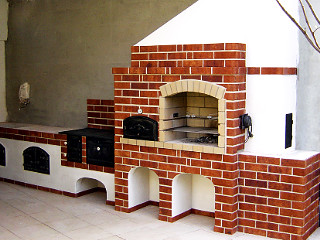 Záhradný krb v Bratislave, zľava ukladacie priestory, šporák, pec na chlieb – pizzu, gril,