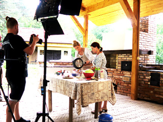 Záhradný krb z kvalitnej starej tehly, s Katkou Jesenskou pri natáčaní relácie “Na chalupe“, s s Hannou Bitalovou, rok 2019