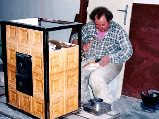 Pec do rámu, 3x2, kachliar Andrzej Kareta v roku 1992
