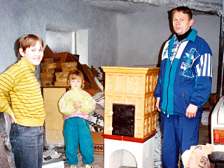 Ing. Pavol Michalík s dcérami, a pri obhliadke prenosnej pece v roku 1997