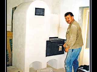 Prístavba tzv. teplovzdušnej pece ku šporáku, stavané v dedine Bobot asi v roku 1993