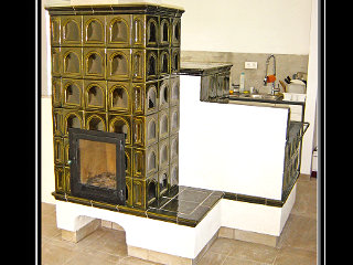 Sálavá pec so šporákom, ktorý by ako keby oddeľoval obývačku od kuchyne, stavané pri Malackách, asi v roku 2003