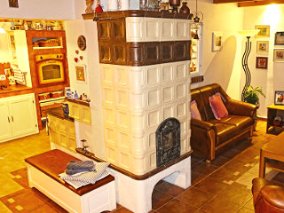 Sálavá pec (aj šporák) oddeľuje jednú veľkú izbu, a dáva miestnostiam to správne pomenovanie (kuchyňa a obývačka (izba)), stavaná v Kysuckom Lieskovci v roku 2010