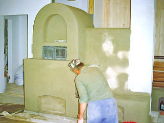 Pec sálavá z tehál, stavaná v Nemecku, asi v roku 1996, s kachliarom z dediny Málinec