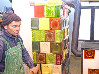 Pec sálavá, roznofarebné kachlice, v našej kachliarskej dielni, kde vyrábame aj prenosné pece a šporáky