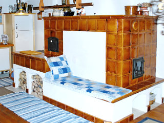 Pec sálavá na Liptove, s väčšou lavicou, vzadu za pecou je malý stolový šporák