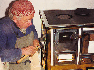 Kachliar Ján Bitala st., začiatky deväťdesiatych rokoch minulého storočia, pri výrobe prenosných šporákov na dielni
