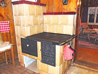 Kuchyňský šporák, vstavaný na pevno, tzv. 'stolový' s prípeckom   s obložením stienky, na väzbu, stavaný u pána Matejova Turzovka