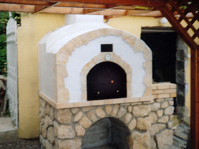 Pec na chleba, pizzu, a vpravo gril, stavaný v Trenčíne, asi v roku 1998