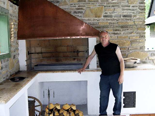 Gril a sporák s kotlinou s Jánom Bitalom ml. v reštaurácii Jánošíkov Dvor v Zázrivej, rok 2008