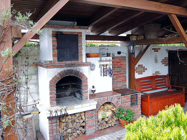 Záhradný krb, (gril, udiareň, šporák), Most pri Bratislave, rok 2003