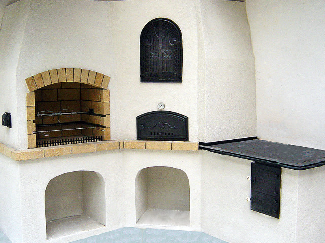 Záhradný krb v Kremnici, zľava gril, udiareň, pec na chlieb – pizzu a šporák, rok 2016